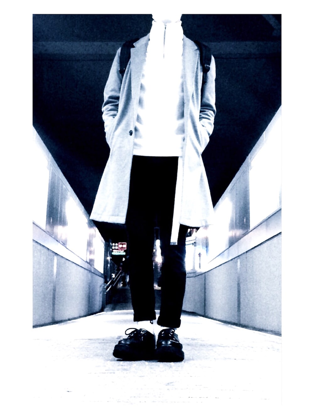 「ハイネック、ホワイト、グレー、チェスターコート、黒スキニー、ロールアップ、白ソックス、GEORGE COX、H&M、RAGEBLUE」｜「GEORGE COXのGEORGE COX(ジョージコックス)/3588　クラシッククリーパー（その他シューズ、ブラック系）」を使った、す み ち ゃさん（メンズ・167cm）の冬コーディネートの1枚目の写真