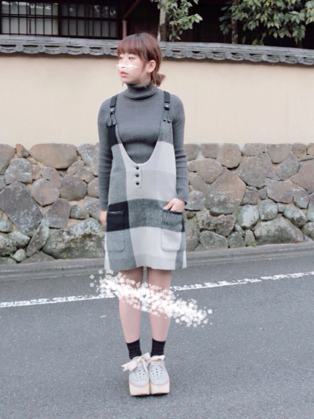 ブラック系のワンピース、グレー系のニット/セーター、シルバー系のブーツを着用したレディースの秋コーディネートの1枚目の写真