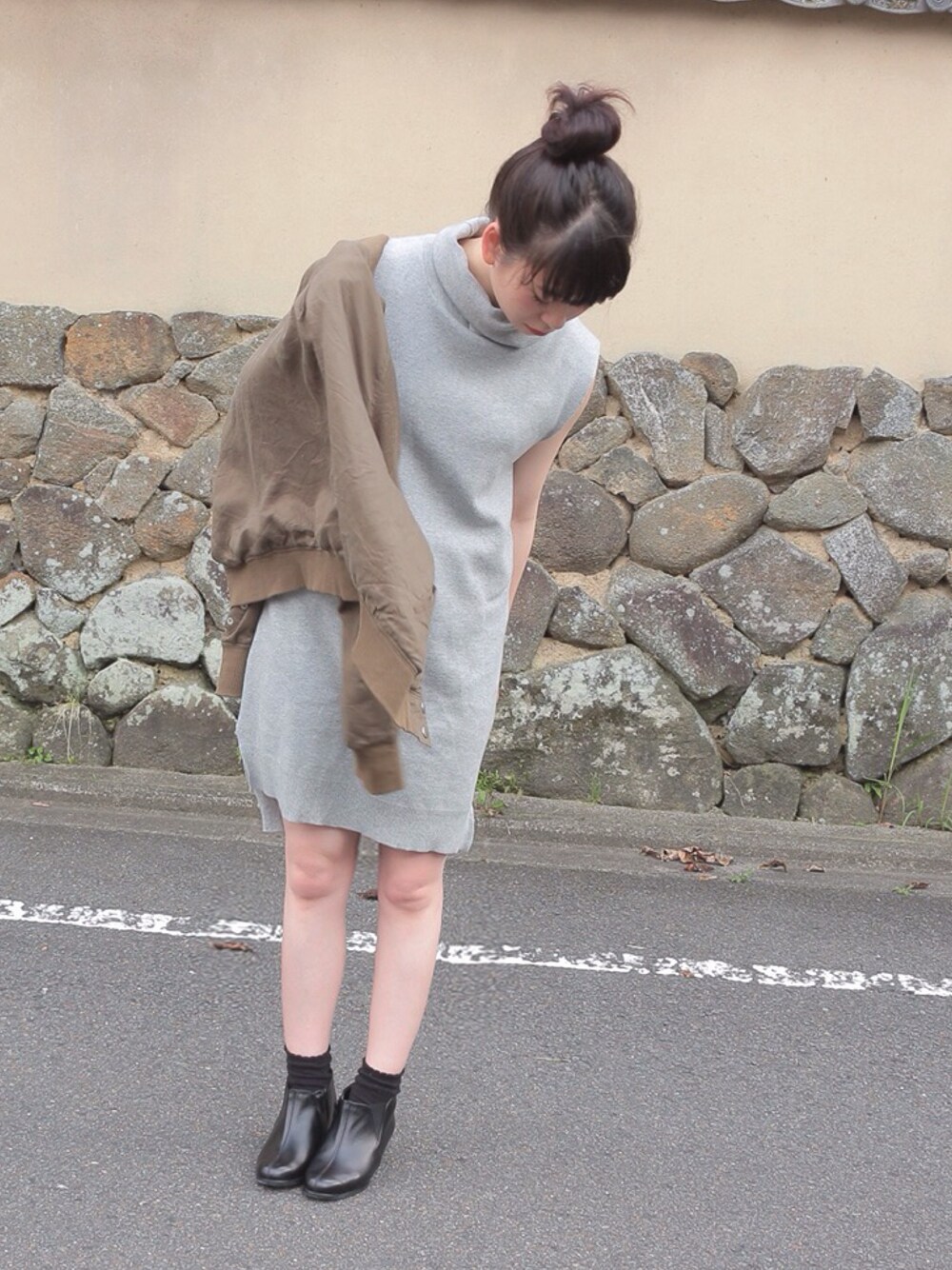 「シンプルスタイル、ハイカット、ノースリーブ、タートルネック、summer、outfit、グレー、休日スタイル、フォーマル、オトナカジュアル」｜「FRAY I.Dのタートルネックニットワンピース（ワンピース、グレー系）」を使った、ぴっぴさん（レディース・153cm）の夏コーディネートの1枚目の写真