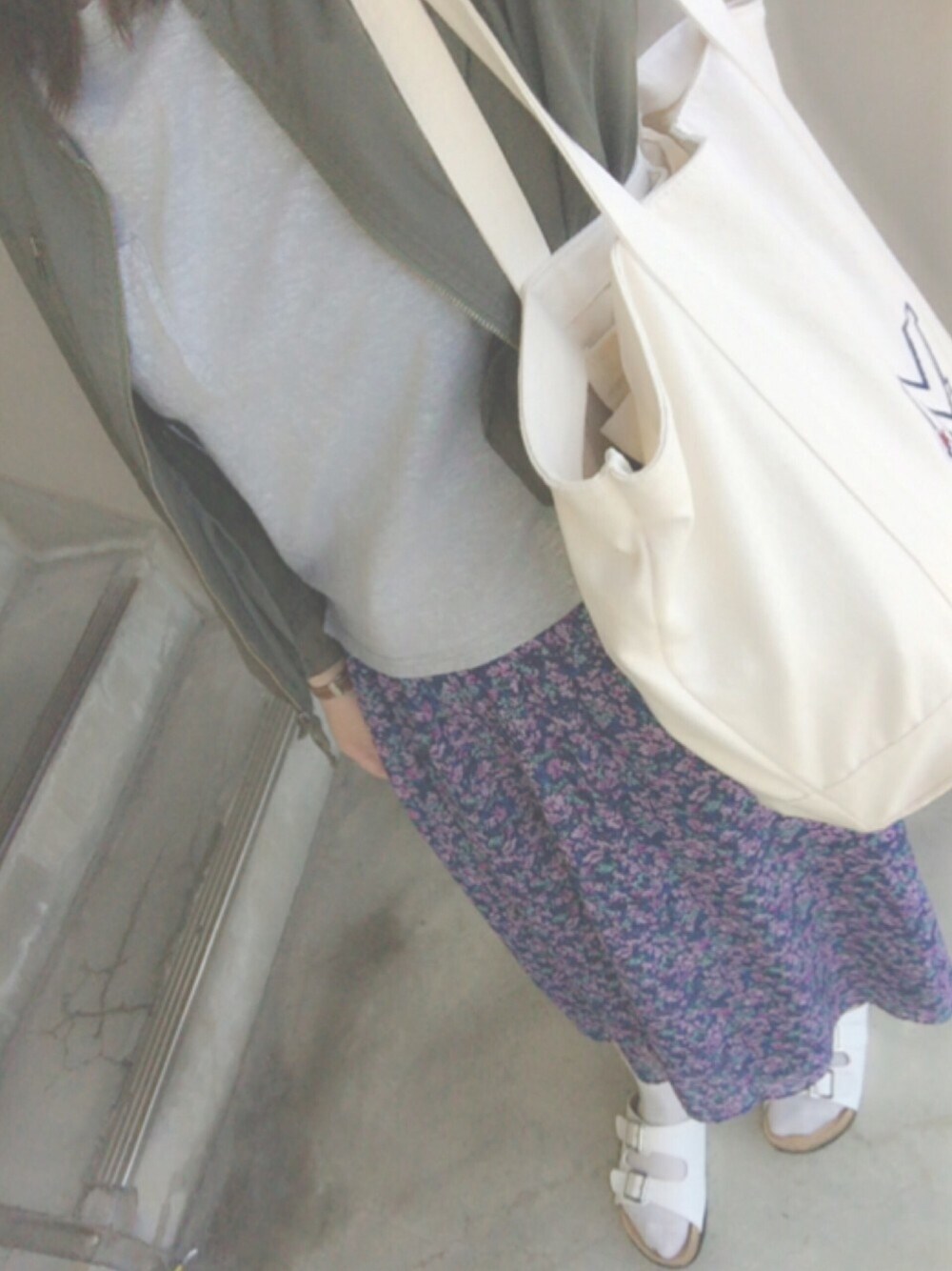 「Tシャツ、ローリーズファーム(LOWRYS FARM)、ガウチョパンツ、スカンツ、花柄、しまむら、サンダル、靴下 × サンダル、白サンダル、earth music&ecology」｜「UNIQLOのアイテム（トートバッグ、ベージュ系）」を使った、m a y u .さん（レディース・158cm）の夏コーディネートの1枚目の写真