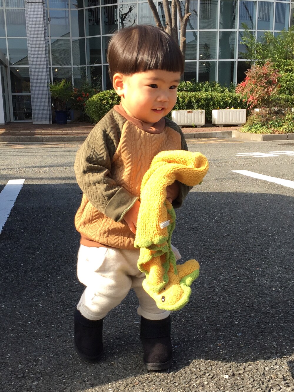 「ハンドメイド」｜「Handmadeのアイテム（スウェット、ブラウン系）」を使った、Chisato Matsumuraさん（キッズ・80cm）の冬コーディネートの1枚目の写真