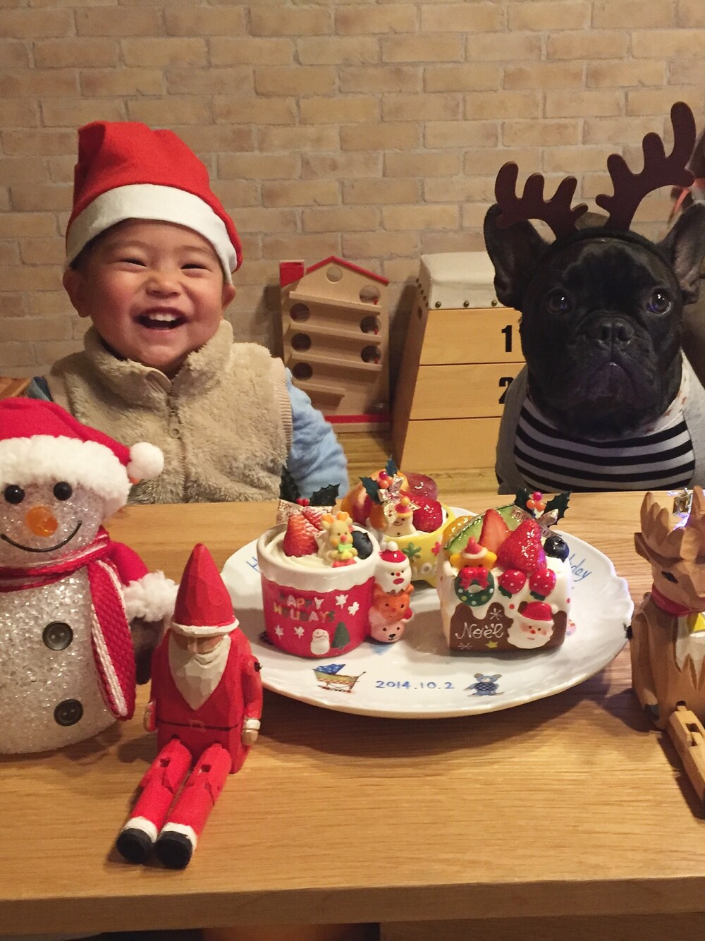 「クリスマス、フレンチブルドッグ」｜「UNIQLOのアイテム（ベスト、ベージュ系）」を使った、Chisato Matsumuraさん（キッズ・80cm）の冬コーディネートの1枚目の写真