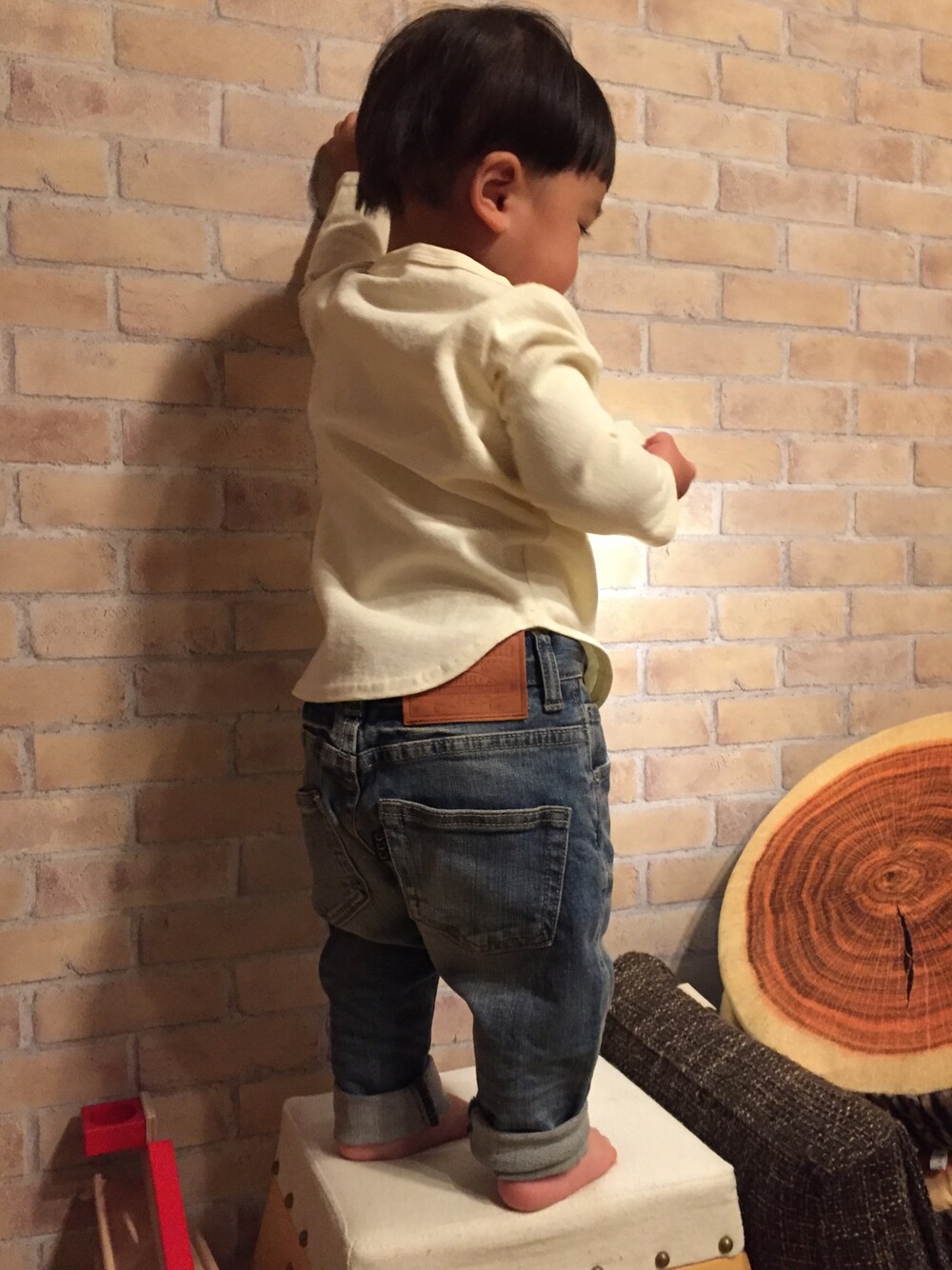 「カムチャットアンドクロゼット(COMECHATTO&CLOSET)」｜「COMECHATTO&CLOSETのベーシック長袖T シャツ（Tシャツ/カットソー、ホワイト系）」を使った、Chisato Matsumuraさん（キッズ・80cm）の冬コーディネートの1枚目の写真