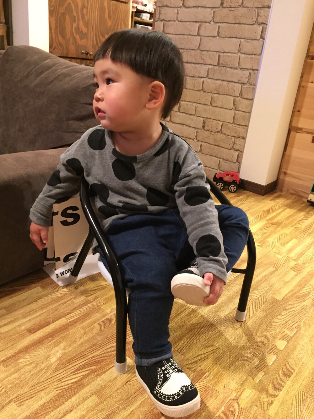 「ドット、スニーカー、kids、ハンドメイド」｜「韓国子供服のアイテム（Tシャツ/カットソー、グレー系）」を使った、Chisato Matsumuraさん（キッズ・80cm）の冬コーディネートの1枚目の写真