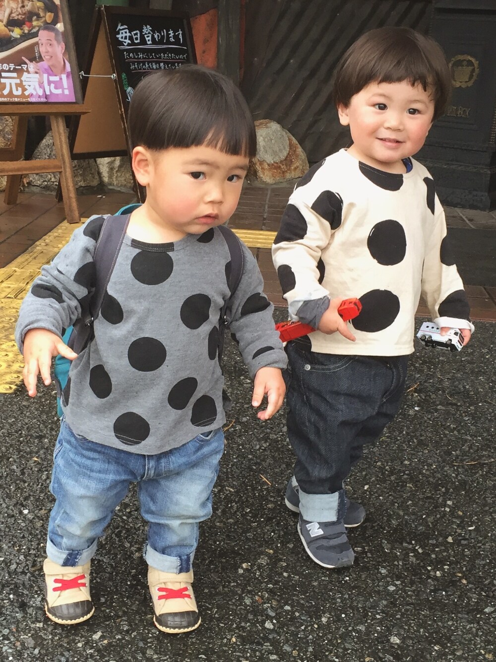 「双子コーデ、おそろいコーデ、息子、息子コーデ」｜「koreaのアイテム（Tシャツ/カットソー、グレー系）」を使った、Chisato Matsumuraさん（キッズ・80cm）の冬コーディネートの1枚目の写真