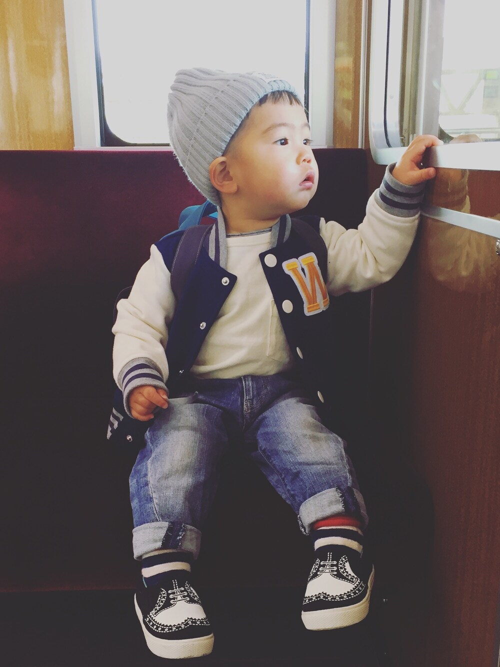 「電車、電車でお出かけ、わくわく、お出かけコーデ、キッズファッション、おとこのこ、息子」｜「COMECHATTO&CLOSETのベーシック長袖T シャツ（Tシャツ/カットソー、ホワイト系）」を使った、Chisato Matsumuraさん（キッズ・80cm）の春コーディネートの1枚目の写真