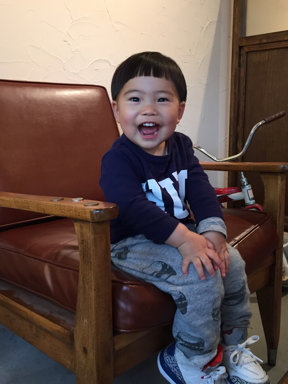 「キッズコーデ、休日スタイル、キッズファッション、男の子」｜「petit mainのHUGデザイン長袖Ｔシャツ（Tシャツ/カットソー、ブルー系）」を使った、Chisato Matsumuraさん（キッズ・80cm）の春コーディネートの1枚目の写真