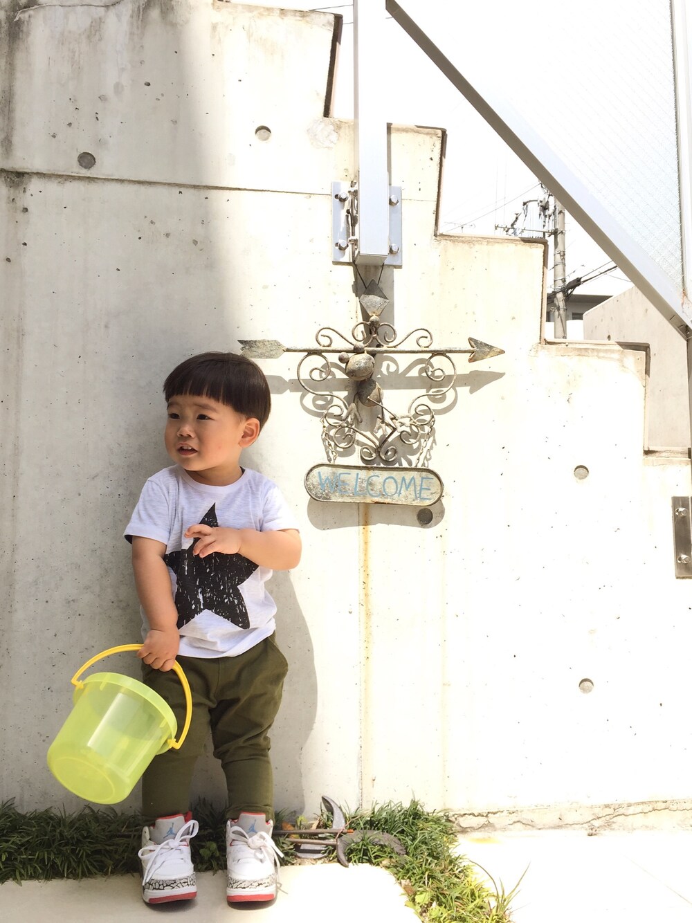 「キッズコーデ、休日スタイル、カジュアル、シンプルコーデ、男の子、息子コーデ、2歳、韓国子供服」｜「韓国子供服のアイテム（Tシャツ/カットソー、ホワイト系）」を使った、Chisato Matsumuraさん（キッズ・80cm）の春コーディネートの1枚目の写真