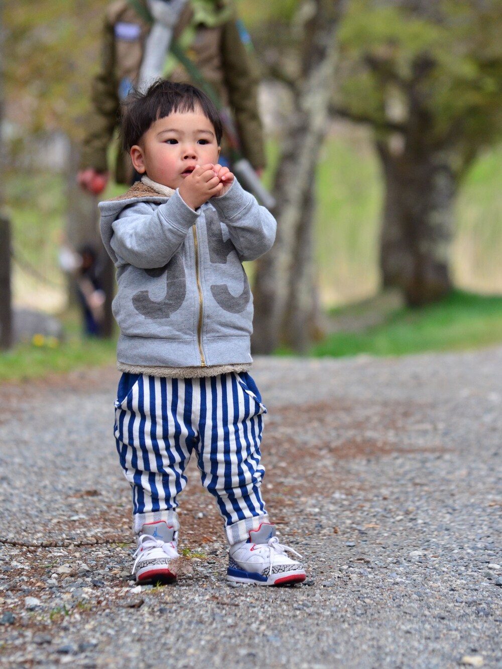 「おとこのこ、キッズファッション、息子、パーカー、ストライプ、ストライプパンツ、エアージョーダン」｜「American outfittersのアイテム（パーカー、グレー系）」を使った、Chisato Matsumuraさん（キッズ・80cm）の春コーディネートの1枚目の写真