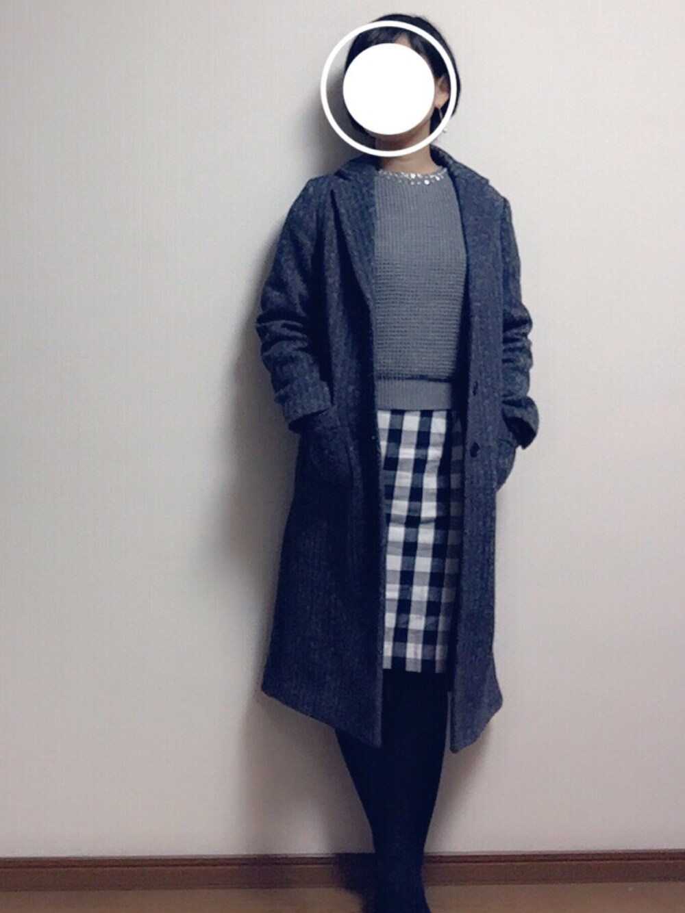 ブルー系のチェスターコート、グレー系のニット/セーター、その他のスカートを着用したレディースの春コーディネートの1枚目の写真