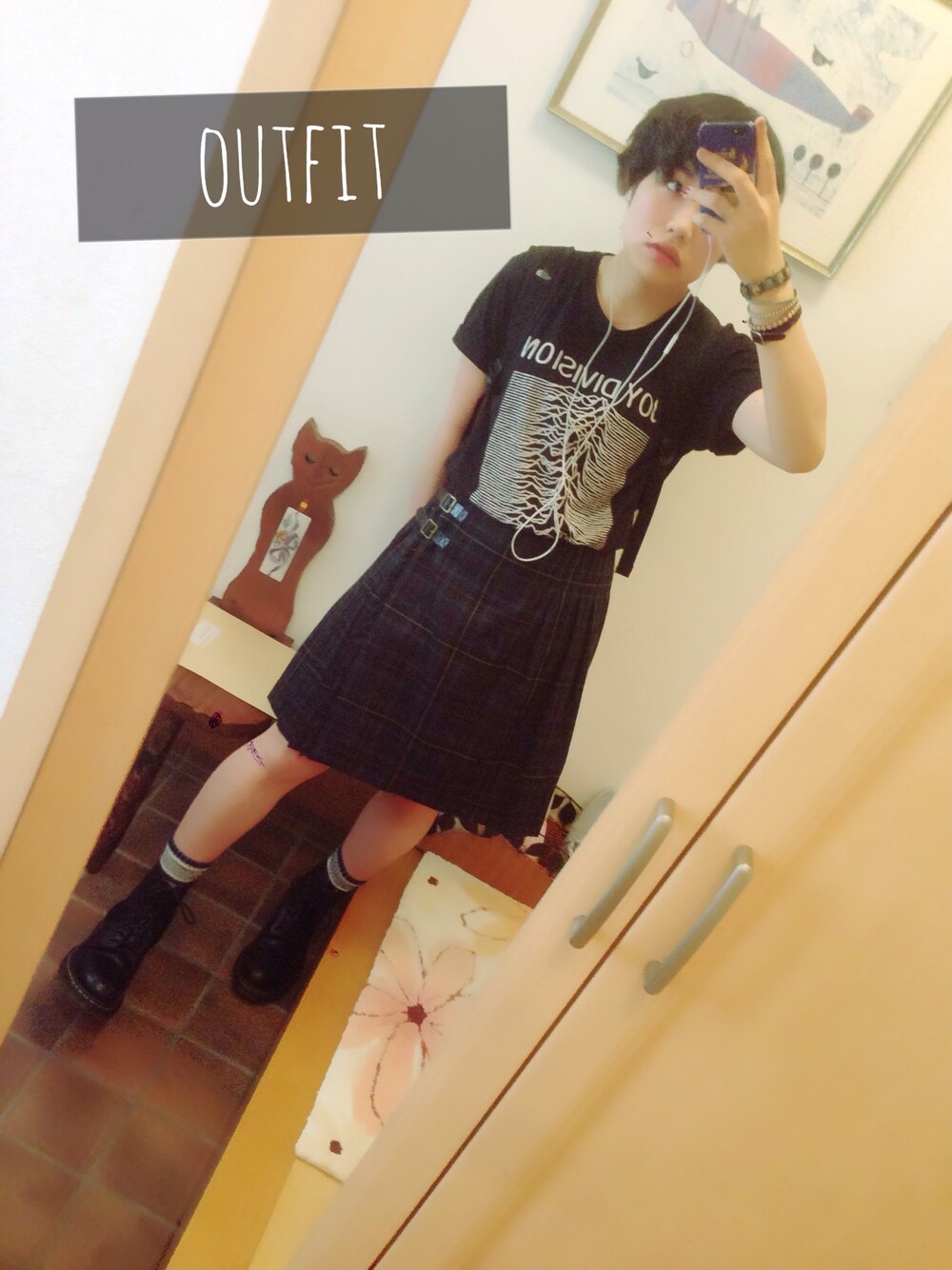 「黒Tシャツ、Dr.Martens、チェックスカート、オンザ眉毛、JOY DIVISION、サロン帰り」｜「Dr. MartensのDr.Martens (ドクターマーチン)/1460Z 8ホールブーツ（ブーツ、ブラック系）」を使った、017さん（レディース・159cm）の秋コーディネートの1枚目の写真