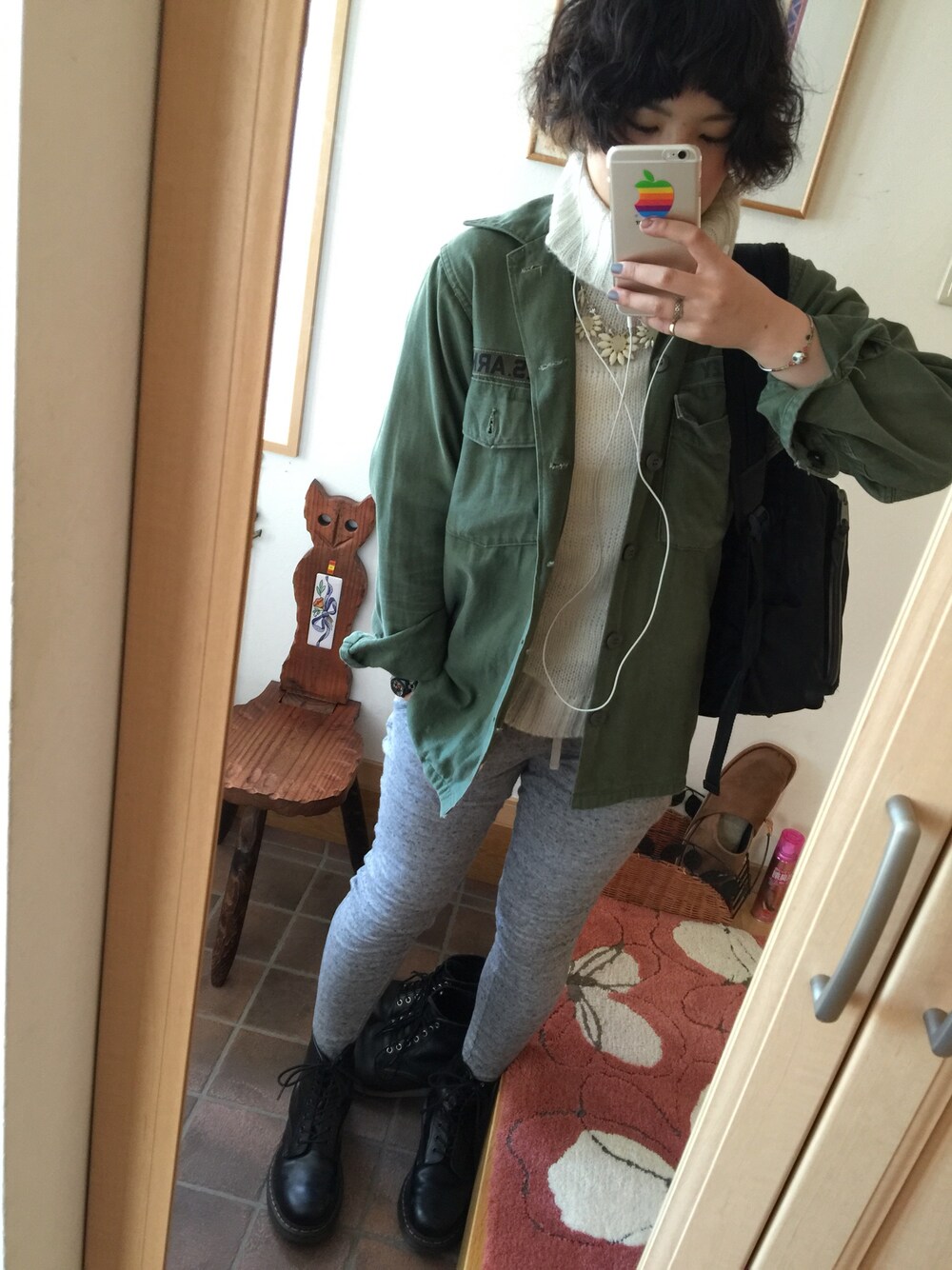 「グレーのスウェットパンツ、オーバーサイズニット、ミリタリー、Dr.Martens、タートルネック」｜「Dr. MartensのDr.Martens (ドクターマーチン)/1460Z 8ホールブーツ（ブーツ、ブラック系）」を使った、017さん（レディース・160cm）の冬コーディネートの1枚目の写真