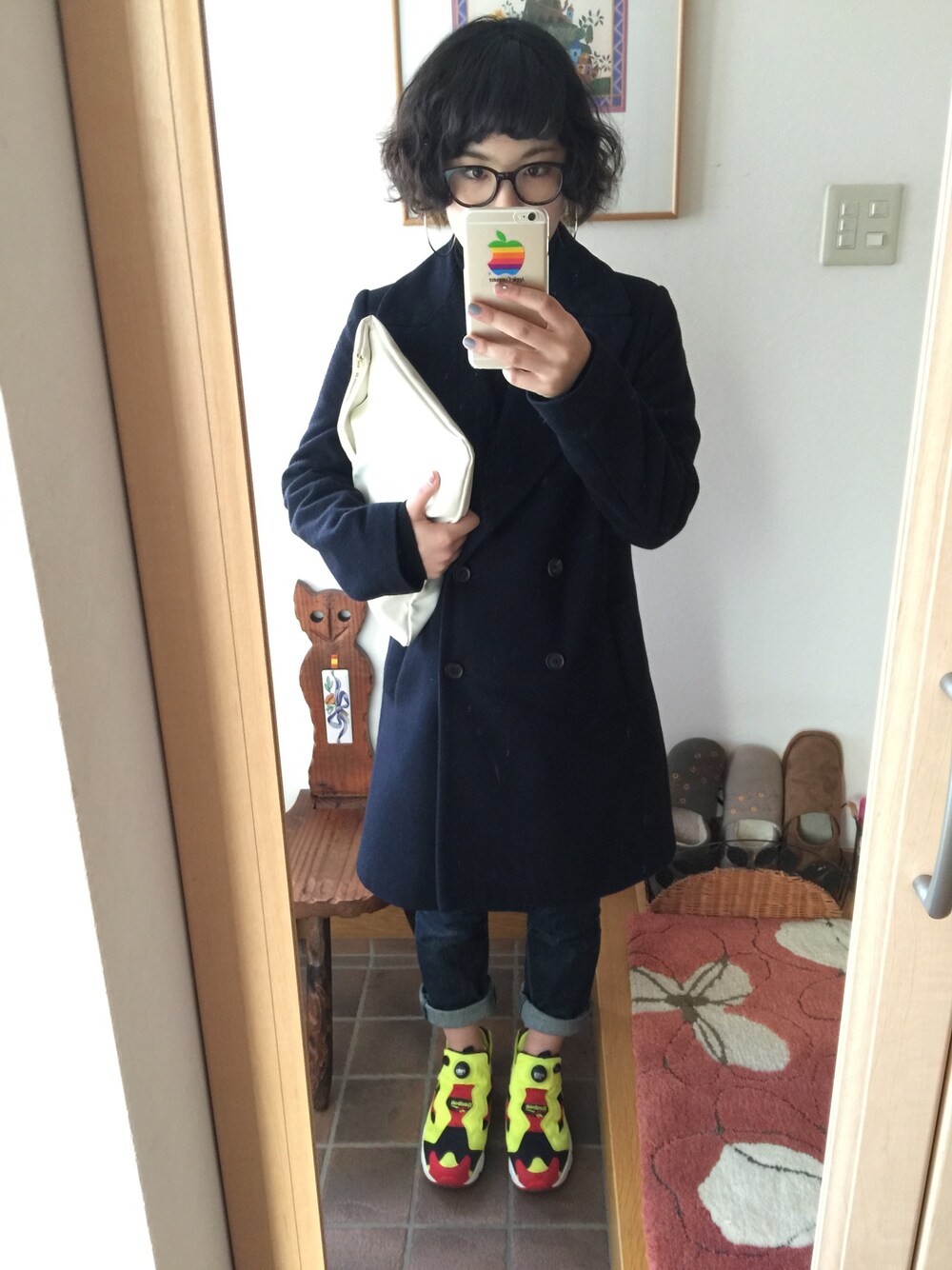 「reebok、ポンプフューリー、クラッチバッグ」｜「ZARAのアイテム（チェスターコート、ブルー系）」を使った、017さん（レディース・159cm）の冬コーディネートの1枚目の写真