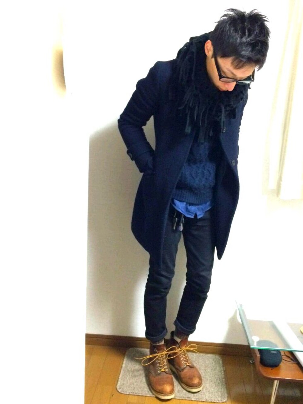 「ロールアップ、ネイビー、デニムシャツ、ニット」｜「RED WINGのアイテム（ブーツ、ブラウン系）」を使った、shinさん（メンズ・169cm）の冬コーディネートの1枚目の写真