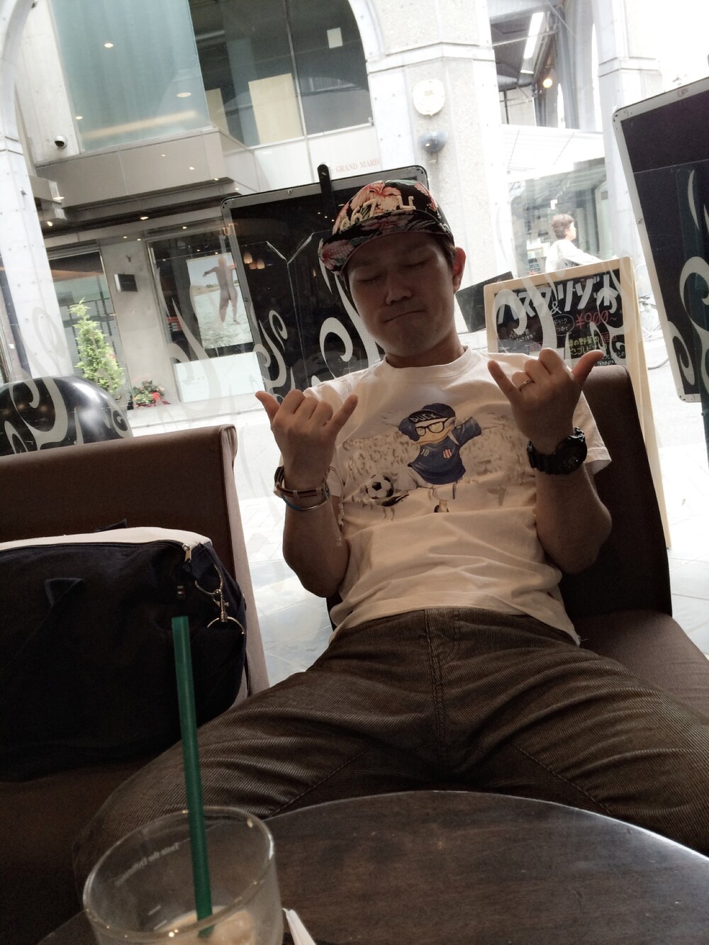 「旅行、京都、カフェ、春」｜「bone soulのアイテム（Tシャツ/カットソー、ホワイト系）」を使った、健さん（メンズ・165cm）の春コーディネートの1枚目の写真