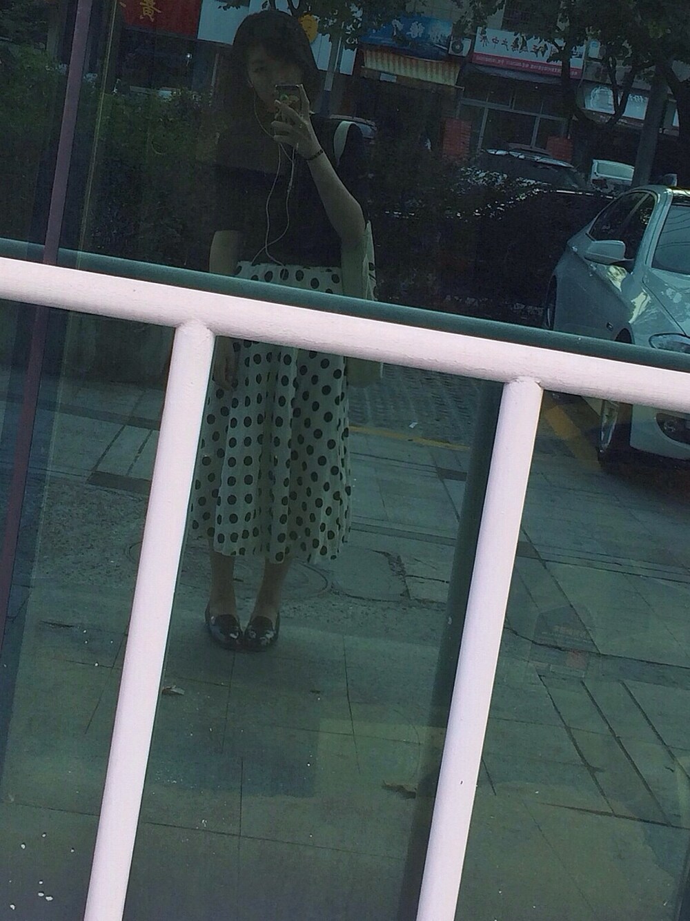 「dot、dress、girly」｜「SNIDELのシンプルリブハイネックニット（ニット/セーター、ブラック系）」を使った、VanillaChaoさん（レディース・167cm）の冬コーディネートの1枚目の写真