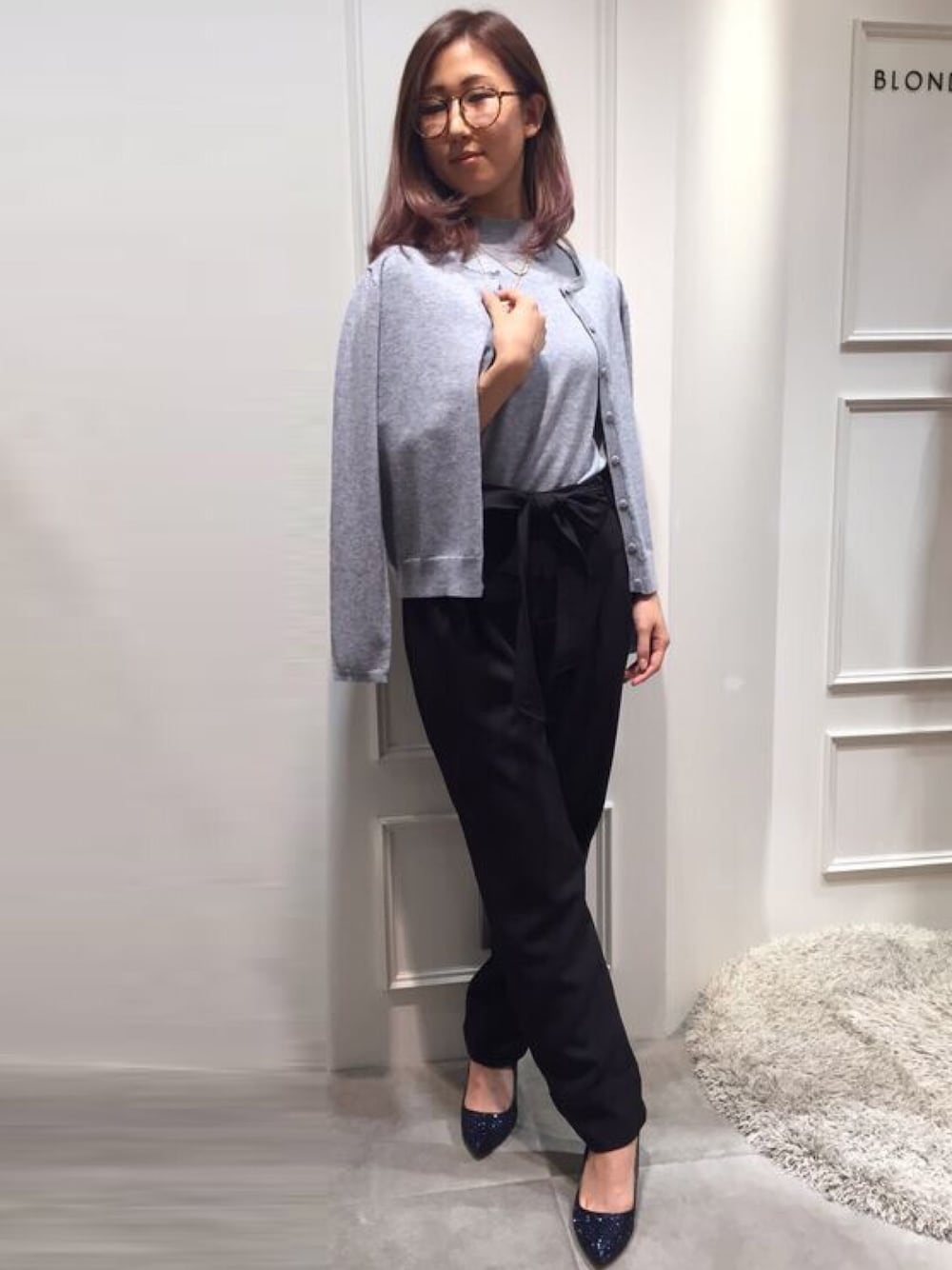 ブラック系のチノパンツ、グレー系のアンサンブルを着用したレディースの秋コーディネートの1枚目の写真