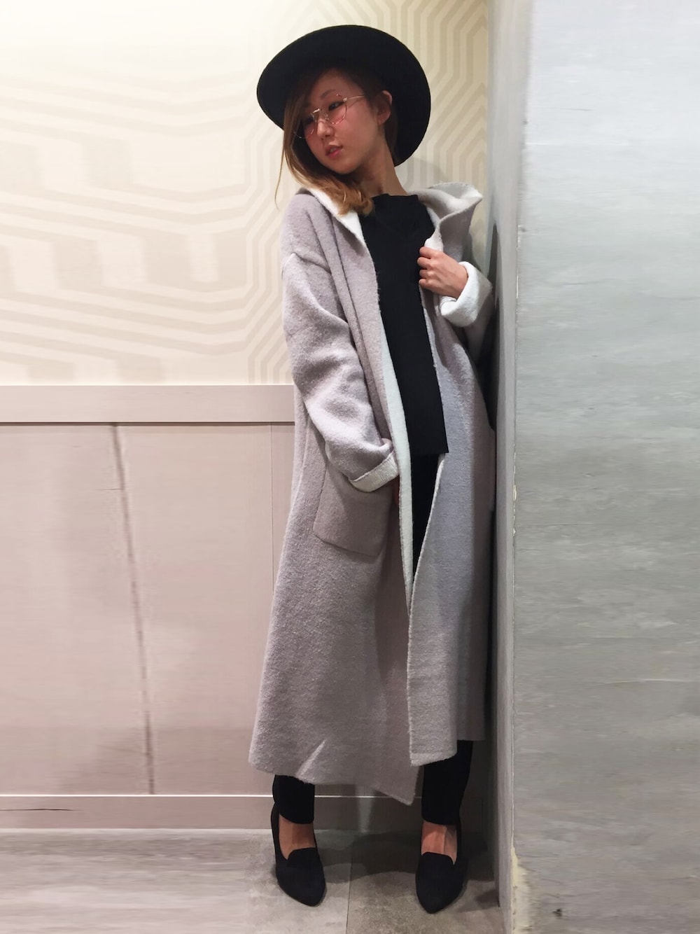 ブラック系のシャツ/ブラウス、ブラック系のその他パンツ、グレー系のその他アウターを着用したレディースの冬コーディネートの1枚目の写真