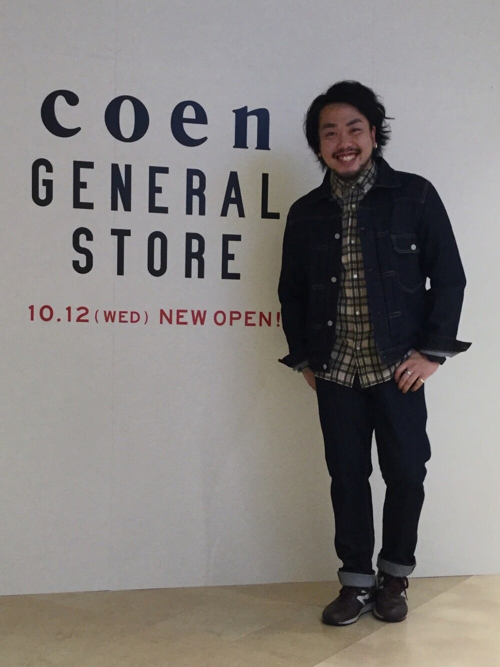 ブルー系のデニムジャケット、イエロー系のシャツ/ブラウス、ブルー系のデニムパンツを着用したメンズの秋コーディネートの1枚目の写真