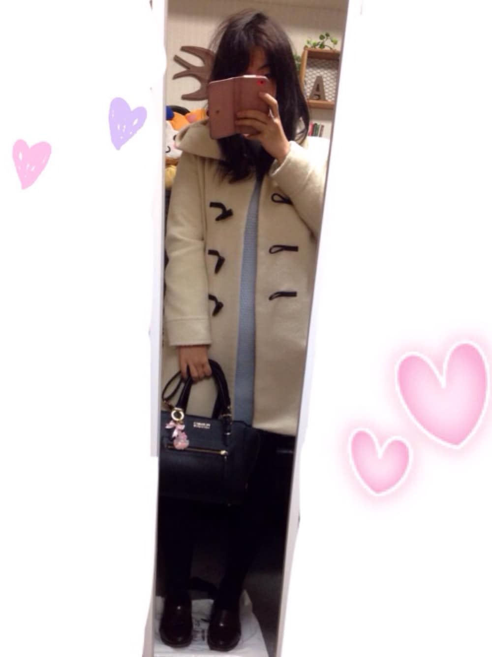 ホワイト系のダッフルコート、ブルー系のワンピース/ドレス、ブラック系のバッグを着用したレディースの冬コーディネートの1枚目の写真