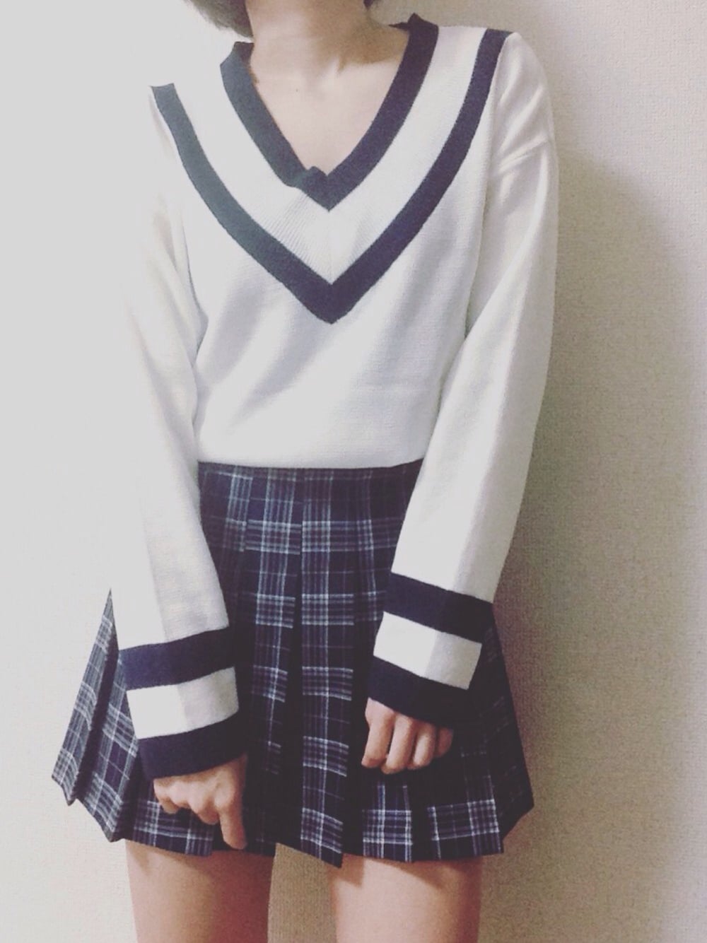 「GIRLSRULE、Vネック、韓国ファッション、オルチャンファッション、チェックスカート、テニススカート、韓国ブランド」｜「GIRLSRULEのアイテム（ニット/セーター、ホワイト系）」を使った、みかちびさん（レディース・150cm）の春コーディネートの1枚目の写真