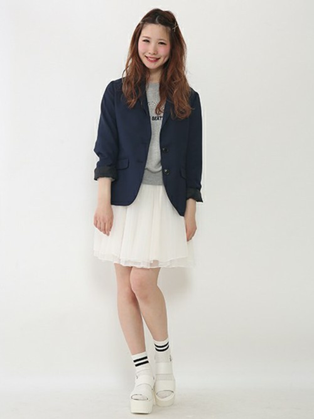 ブルー系のテーラードジャケット、グレー系のTシャツ/カットソー、ホワイト系のスカートを着用したレディースの春コーディネートの1枚目の写真