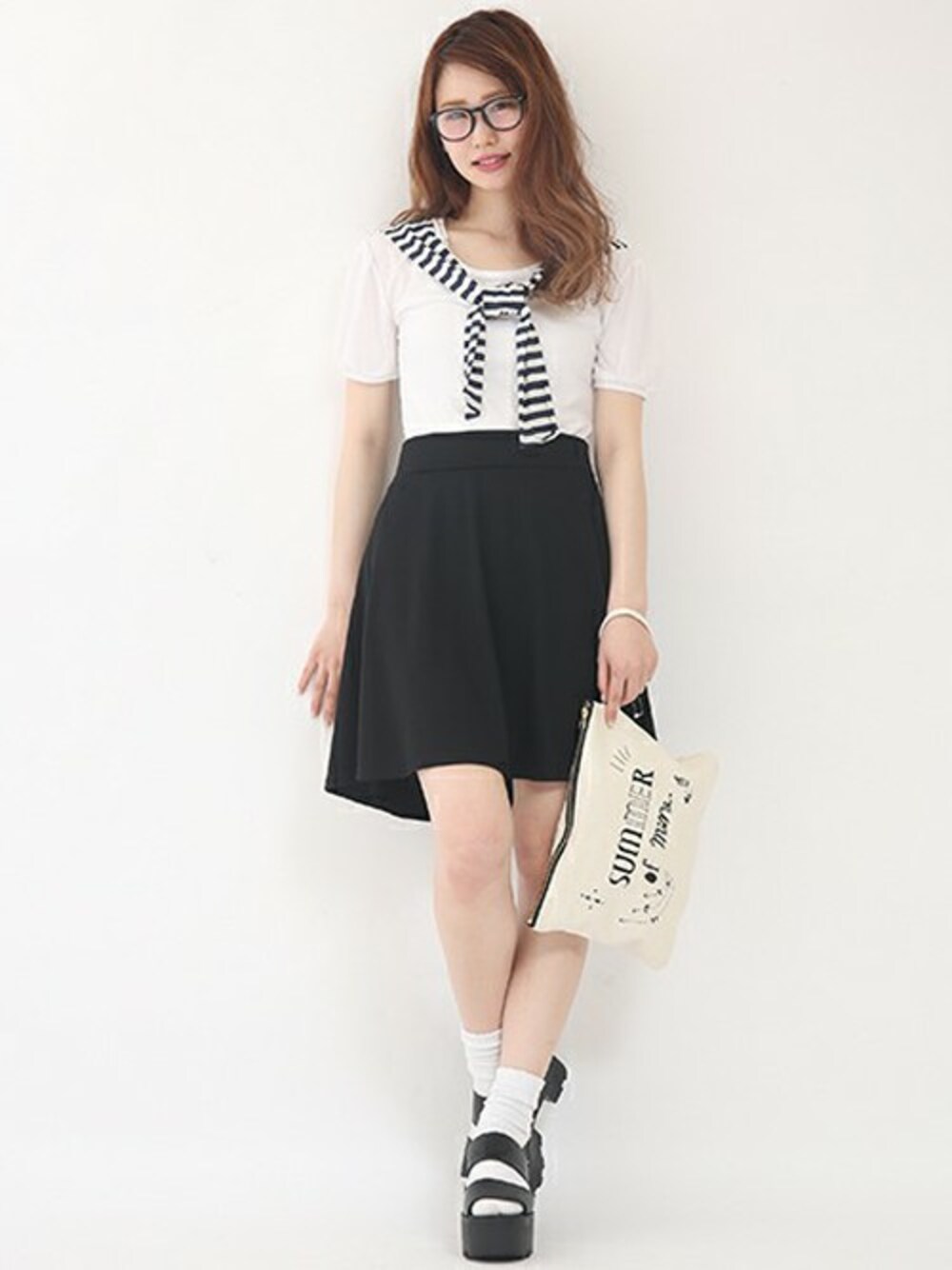 「スカート、クラッチバッグ、Tシャツ、めがね、黒、モノトーン、サンダル、モノトーンコーデ、セット、白Tシャツ」｜「one after another NICE CLAUPの【ナイスクラップ】ｓｕｍｍｅｒ４点セット（アンサンブル、その他）」を使った、ricacoさん（レディース・158cm）の夏コーディネートの1枚目の写真