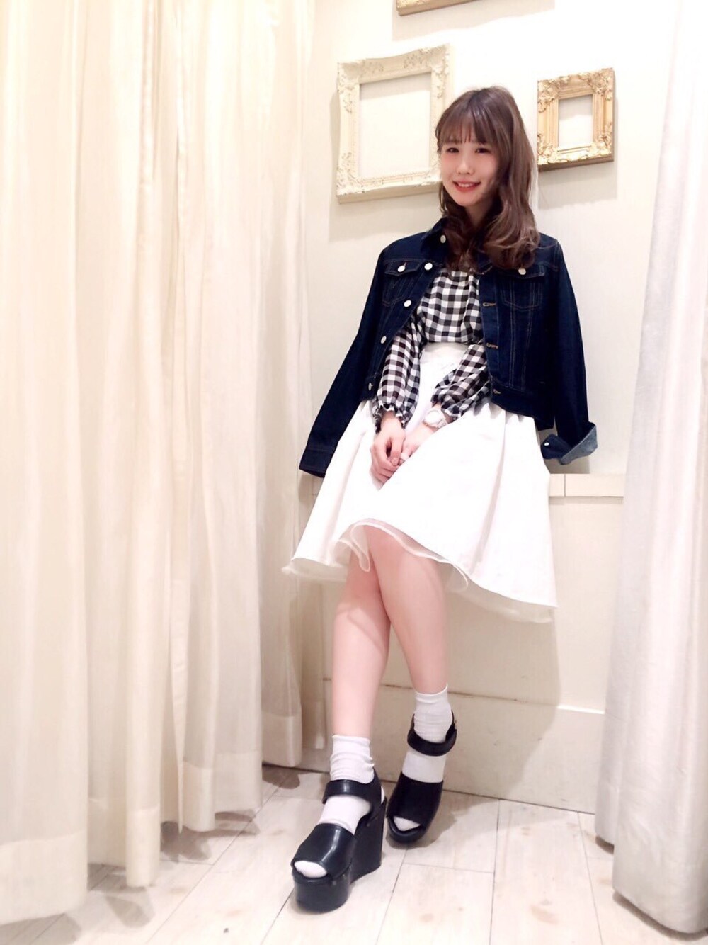 「スカート、ギンガムチェック、NICECLAUP、オーガンジー、厚底サンダル、ガーリー、Gジャン、ナイスクラップ、モノトーン、Vネック」｜「one after another NICE CLAUPの【9位 SHOP 売れ筋 ナイスクラップ】リバーシブルオーガンジースカート（スカート、ホワイト系）」を使った、ricacoさん（レディース・158cm）の冬コーディネートの1枚目の写真