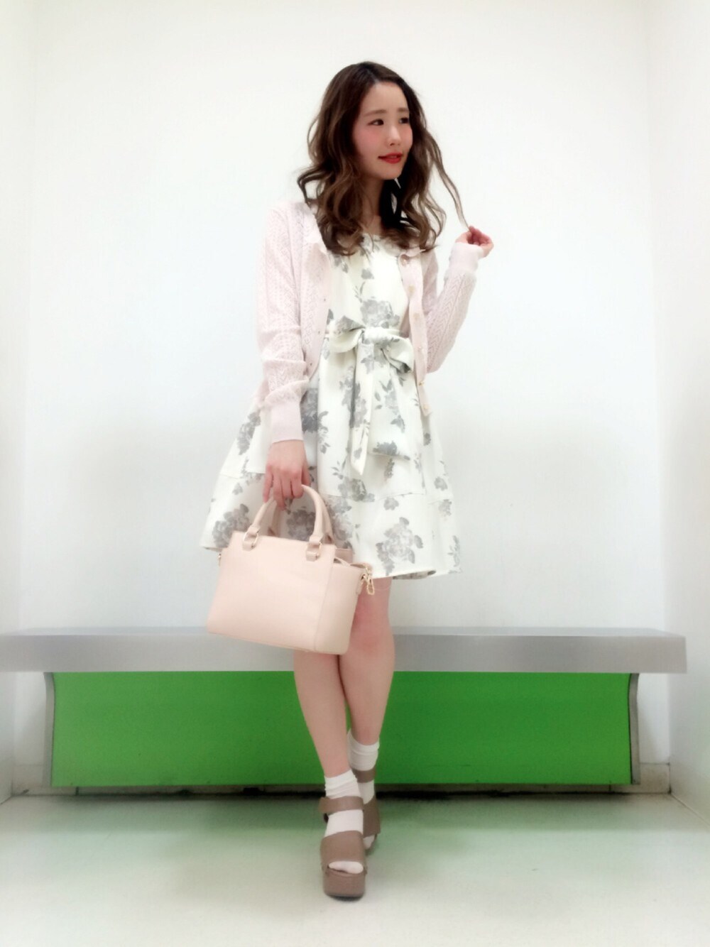 「春コーデ、お花見、デート、花柄ワンピース、ピンク、ガーリー、NICECLAUP、ナイスクラップ」｜「one after another NICE CLAUPの【ナイスクラップ】ペインテイングフラワーワンピース（ワンピース、ベージュ系）」を使った、ricacoさん（レディース・158cm）の春コーディネートの1枚目の写真