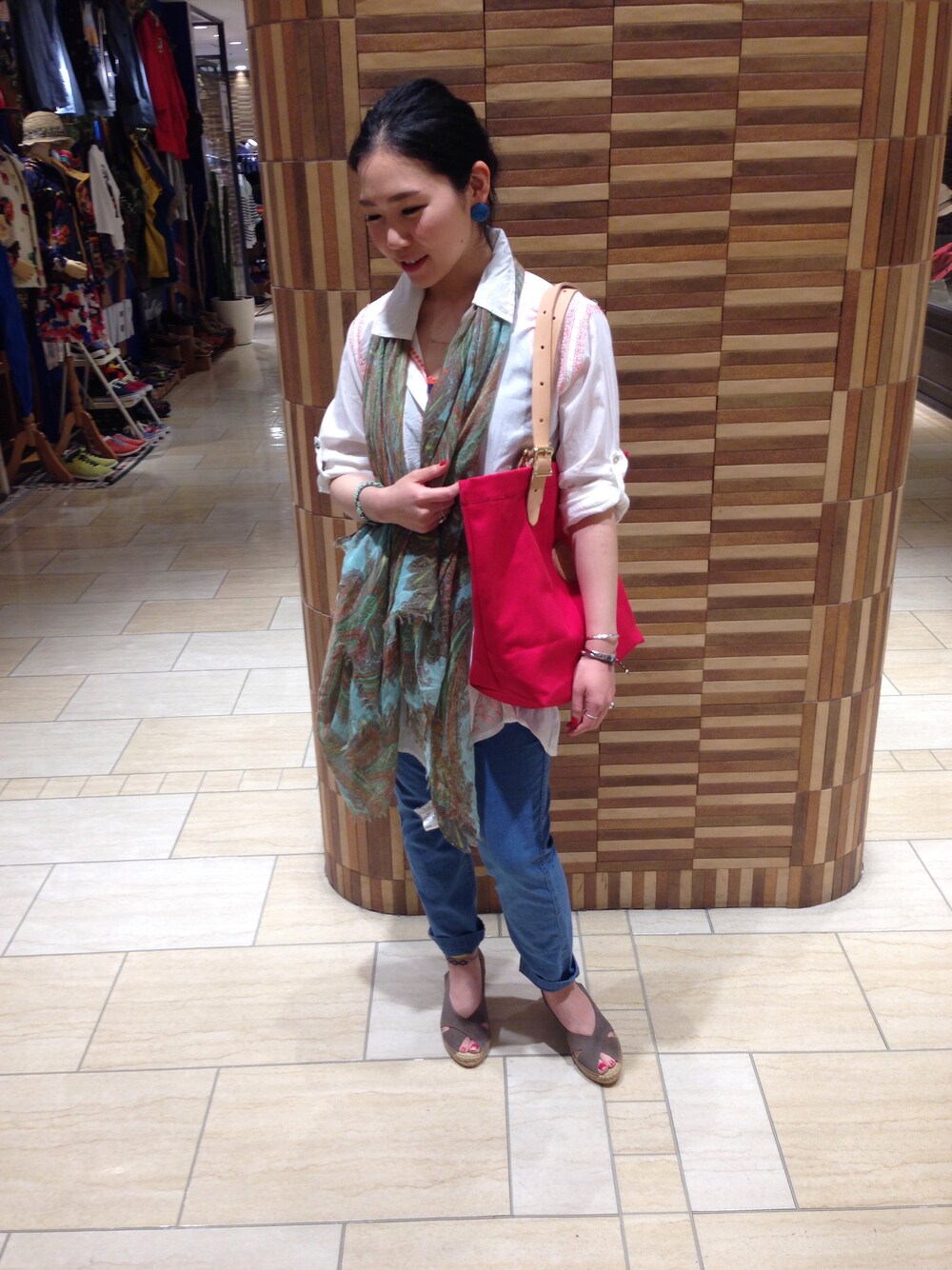 「＃デニム、#シャツワンピ、#シースルー」｜「BEAVERのSUBTLE LUXURY(サトルラグジュアリー)  BOY FRIEND TUNIC  (7044)（チュニック、オレンジ系）」を使った、小林さん（レディース・155cm）の春コーディネートの1枚目の写真