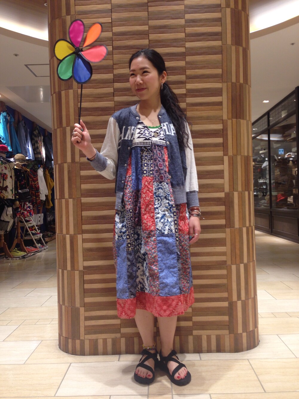 「＃ワンピース、#サンダル、#Vネック」｜「BEAVERのMANASTASH (マナスタッシュ)  W'S FOLK TANK  (617)（タンクトップ、ホワイト系）」を使った、小林さん（レディース・155cm）の春コーディネートの1枚目の写真
