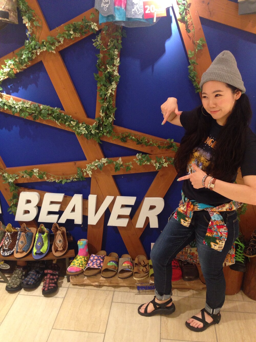「#ニット帽、＃デニム、#プリント、#サンダル、#海、#ツインテール」｜「BEAVERのD.M.G.(ディーエムジー)  セルビッチスリムパンツSW  (175)（その他パンツ、ブルー系）」を使った、小林さん（レディース・155cm）の夏コーディネートの1枚目の写真