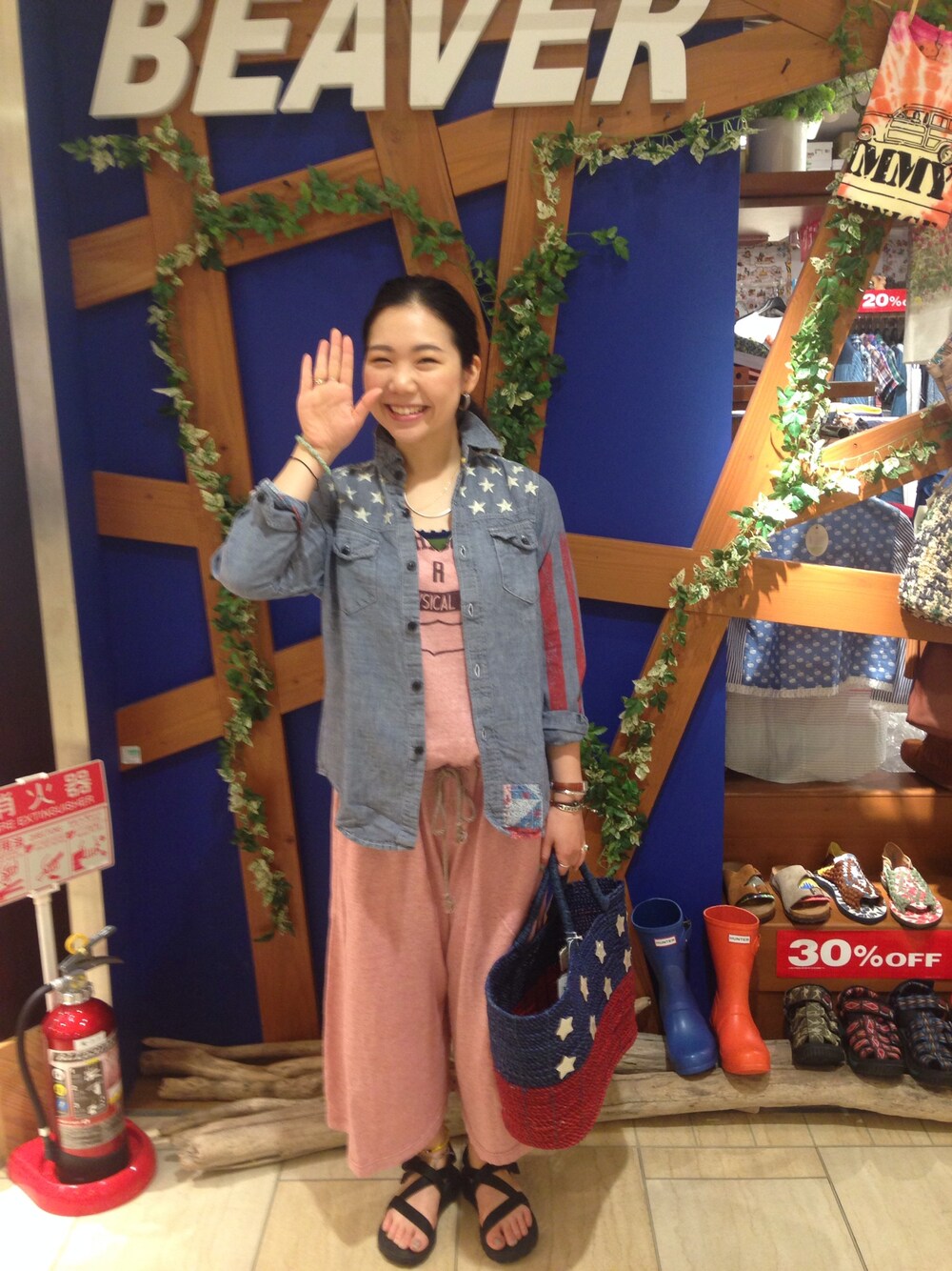 「#星柄、#夏、#楽ちんスタイル、#サロペット、#サンダル、#海、#WEARBOOKエントリー、#beaver」｜「JEAN NASSAUSのJEAN NASSAUS(ジーンナッソーズ)  星条旗シャツ  (70)（シャツ/ブラウス、ブルー系）」を使った、小林さん（レディース・155cm）の夏コーディネートの1枚目の写真