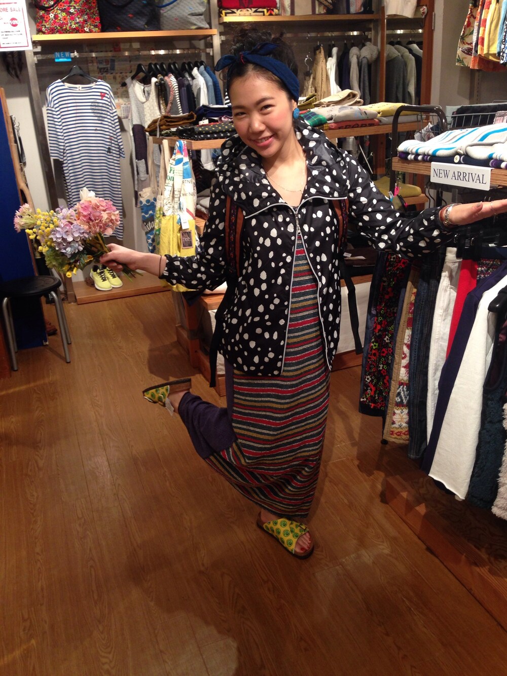 「フェススタイル、柄ワンピース、柄×柄、はっぴー、PEACE！！、ヒッピーバンド、ヒッピー、ジーンナッソーズ」｜「BIRKENSTOCKのBIRKENSTOCK/PAPILLIO×MANASTASH(ビルケンシュトック/マナスタッシュ)  ZURICH  (617)（サンダル、イエロー系）」を使った、小林さん（レディース・155cm）の夏コーディネートの1枚目の写真