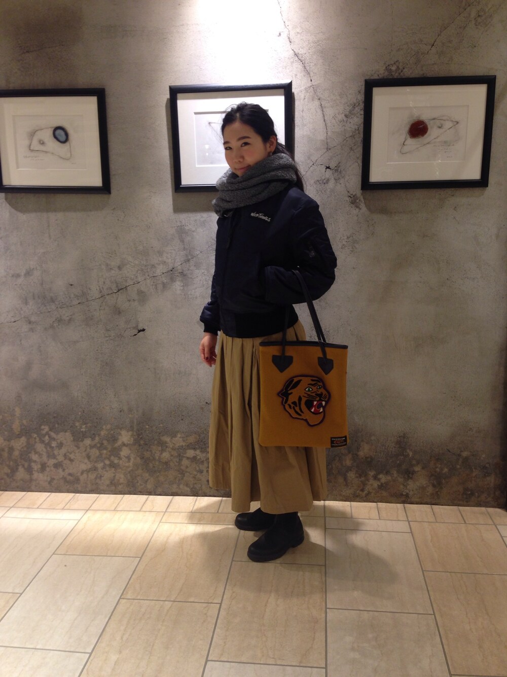 「MA-1、ロングスカート、スヌード、ミリタリー、ベージュスカート」｜「WILD THINGSのWILD THINGS/ワイルドシングス×UNITED CARR/ユナイテッドカー×BEAVER　別注MA-1 WOMEN'S (575)（ミリタリージャケット、グリーン系）」を使った、小林さん（レディース・155cm）の秋コーディネートの1枚目の写真