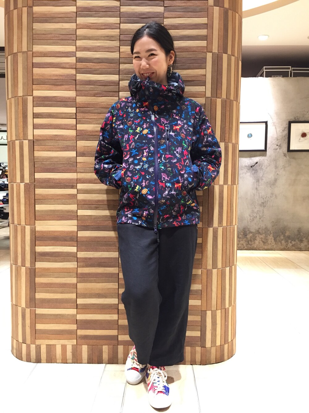 「ボヘミアンズ、別注アイテム、別注、柄」｜「BOHEMIANSのBOHEMIANS/ボヘミアンズ　別注マウンテンパーカー "FUNNY ANIMALS" Women's　(4)（マウンテンパーカー、ブルー系）」を使った、小林さん（レディース・155cm）の夏コーディネートの1枚目の写真