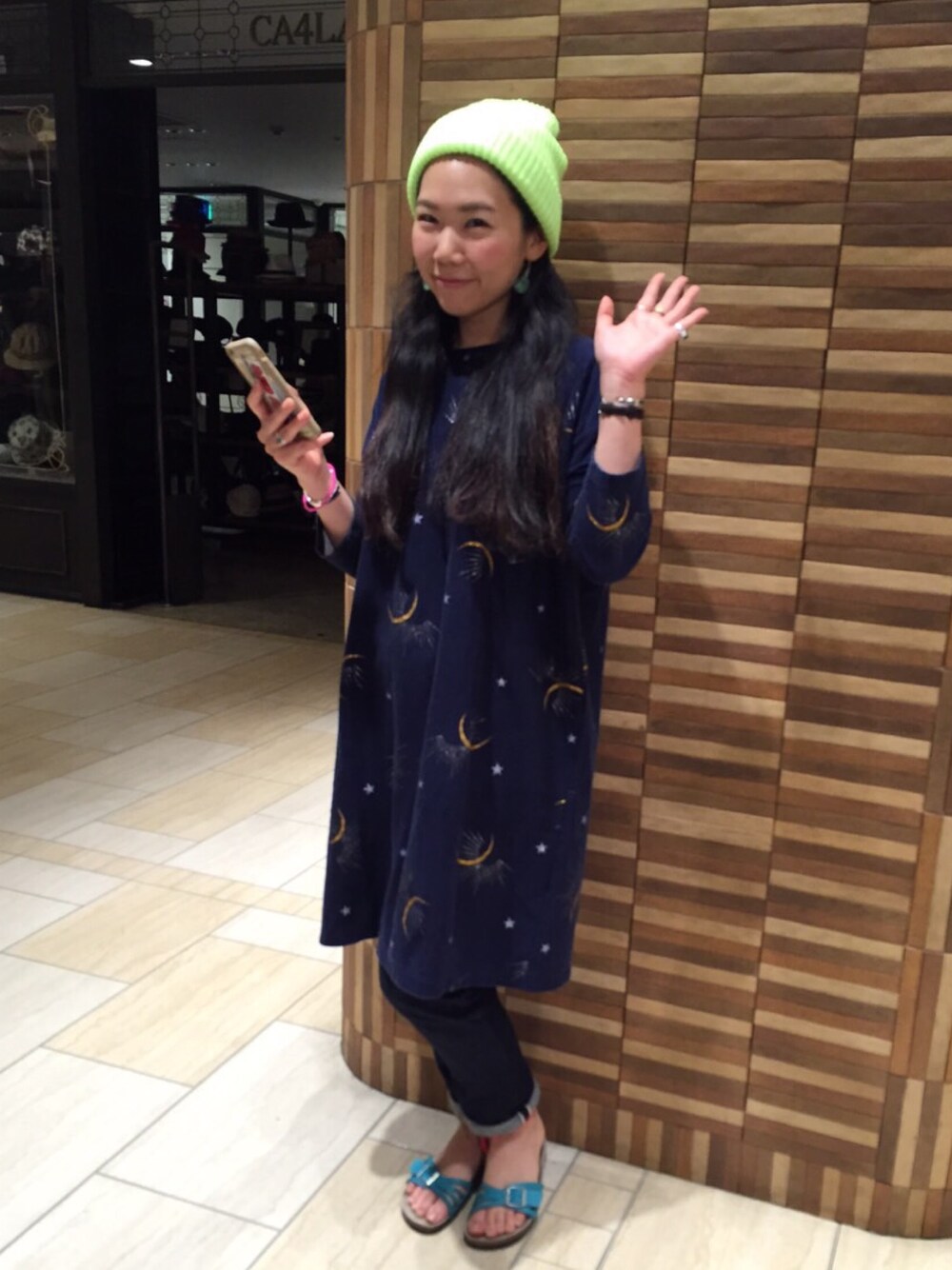 「ボヘミアンズ、ニット帽、デニム、ガラワンピース、ビルケンシュトック」｜「BOHEMIANSのBOHEMIANS/ボヘミアンズ　ARCTIC SKY JERSEY ONEPIECE　（4）（ワンピース、ブルー系）」を使った、小林さん（レディース・155cm）の夏コーディネートの1枚目の写真