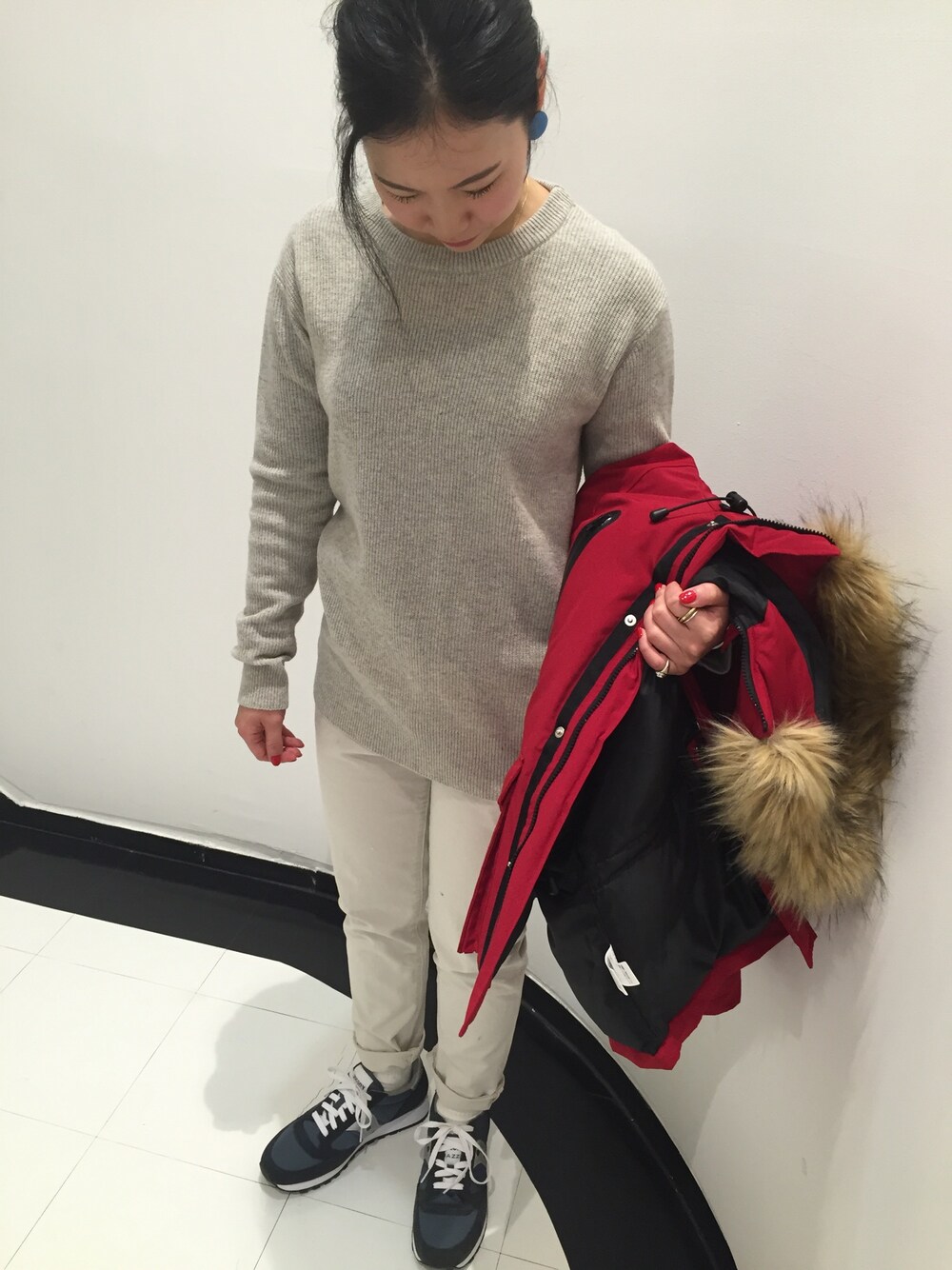 「ニット、赤ダウン、サッカニー jazz」｜「BEAVERのFANEUIL/ファヌル　RIB KNIT/リブニット　（6002）（ニット/セーター、グレー系）」を使った、小林さん（レディース・155cm）の冬コーディネートの1枚目の写真