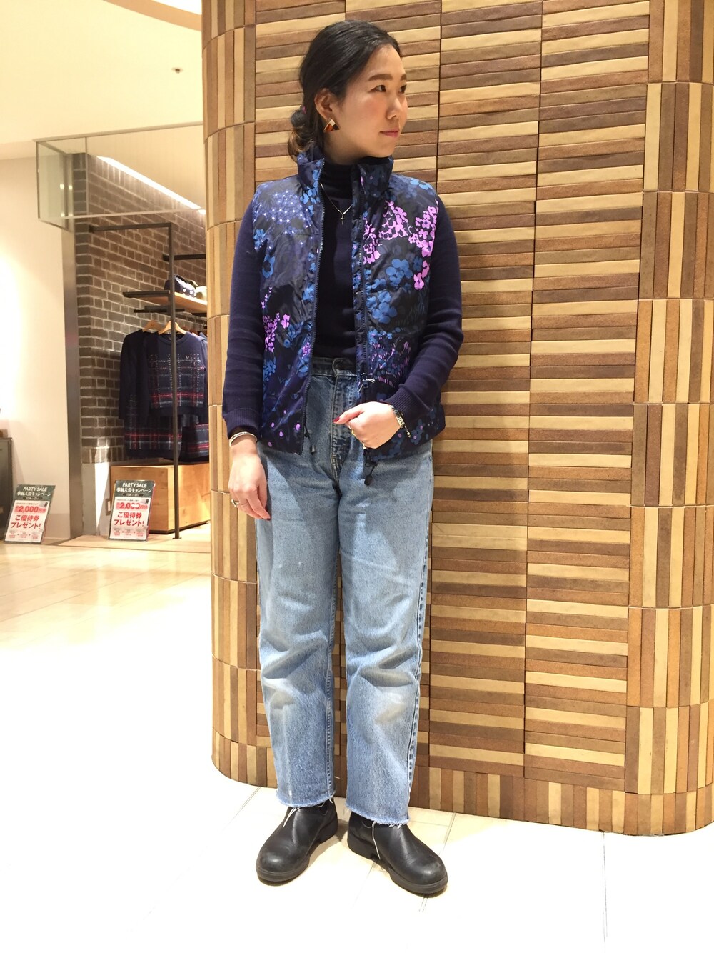 「大人カジュアル、ボヘミアンズ、冬コーデ、シンプルコーデ」｜「BOHEMIANSのBOHEMIANS/ボヘミアンズ　別注FLOWER DOWN VEST（ダウンベスト、ブルー系）」を使った、小林さん（レディース・155cm）の秋コーディネートの1枚目の写真