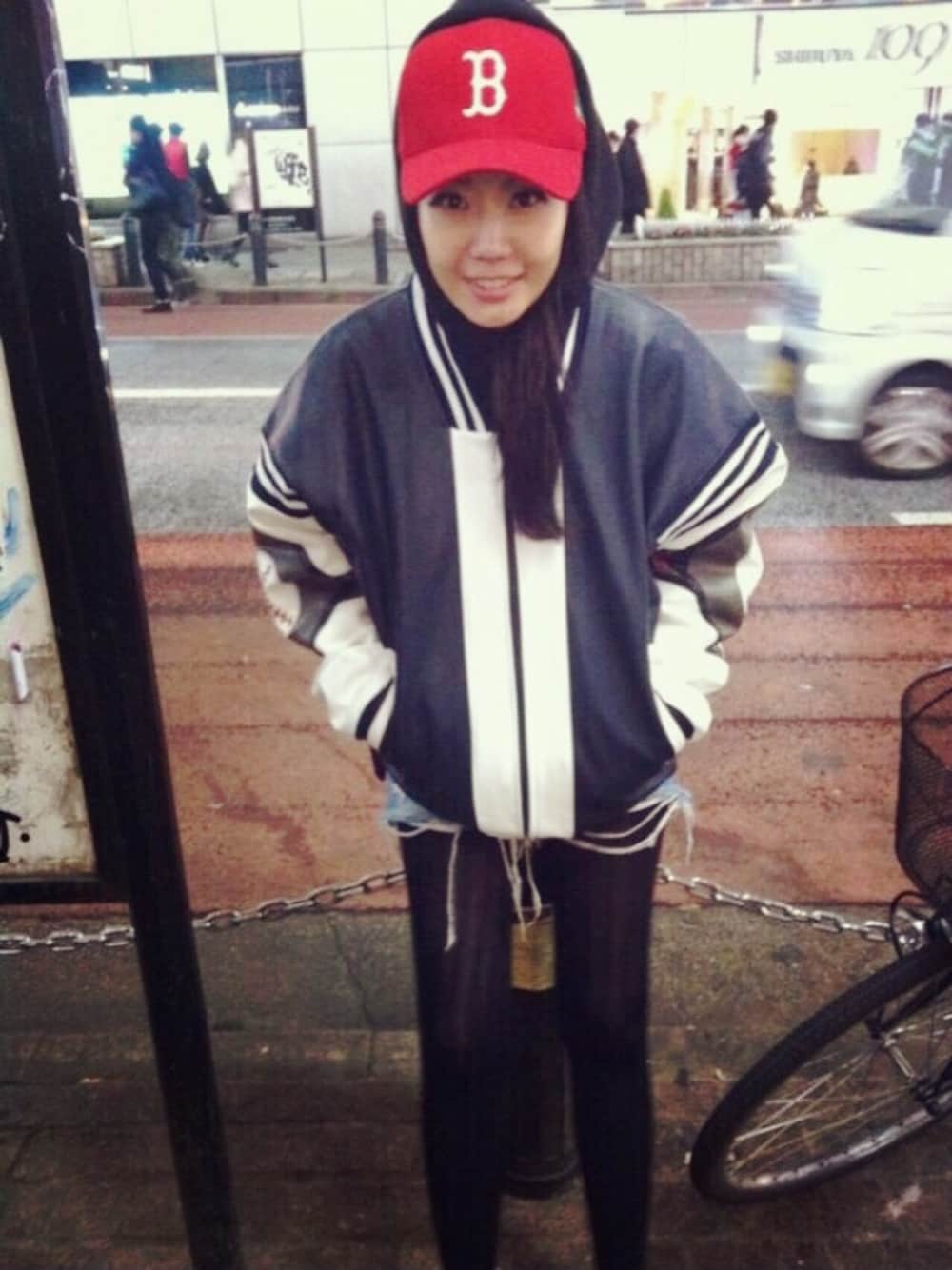 「BASEBALL、oversize、red、CAP、MLB、denim、black、맨투맨」｜「STYLENANDAのアイテム（スタジャン、ブラック系）」を使った、4everyoungさん（レディース・169cm）の冬コーディネートの1枚目の写真