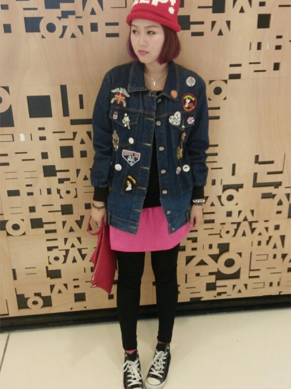 「skirt、denim、daily look、black、pink、converse、니트、clutchbag、청자켓、blue」｜「가밤 @서울のアイテム（クラッチバッグ、レッド系）」を使った、4everyoungさん（レディース・169cm）の冬コーディネートの1枚目の写真
