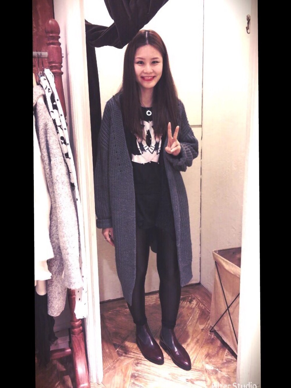 「knitwear、TOPSHOP、H&M、leggings、skirt、daily look、gray、korea、black、니트」｜「TOPSHOPのアイテム（ソックス/靴下、ブラック系）」を使った、4everyoungさん（レディース・169cm）の冬コーディネートの1枚目の写真