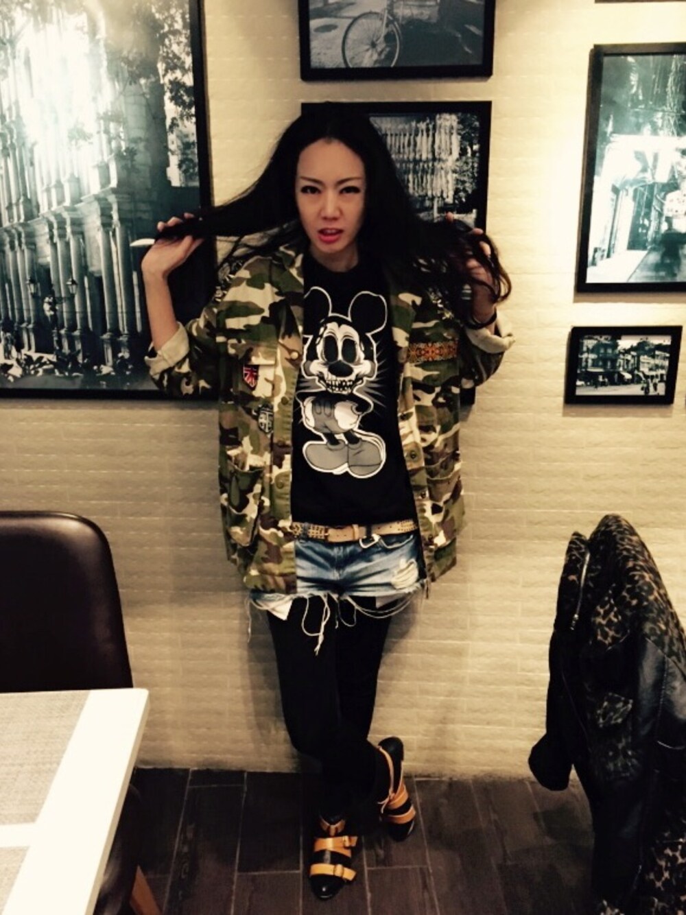 「cafe、denim、sweater、pattern、boots、mickey、camouflage、blue」｜「TOPSHOPのアイテム（ダウンジャケット/コート、グリーン系）」を使った、4everyoungさん（レディース・169cm）の春コーディネートの1枚目の写真