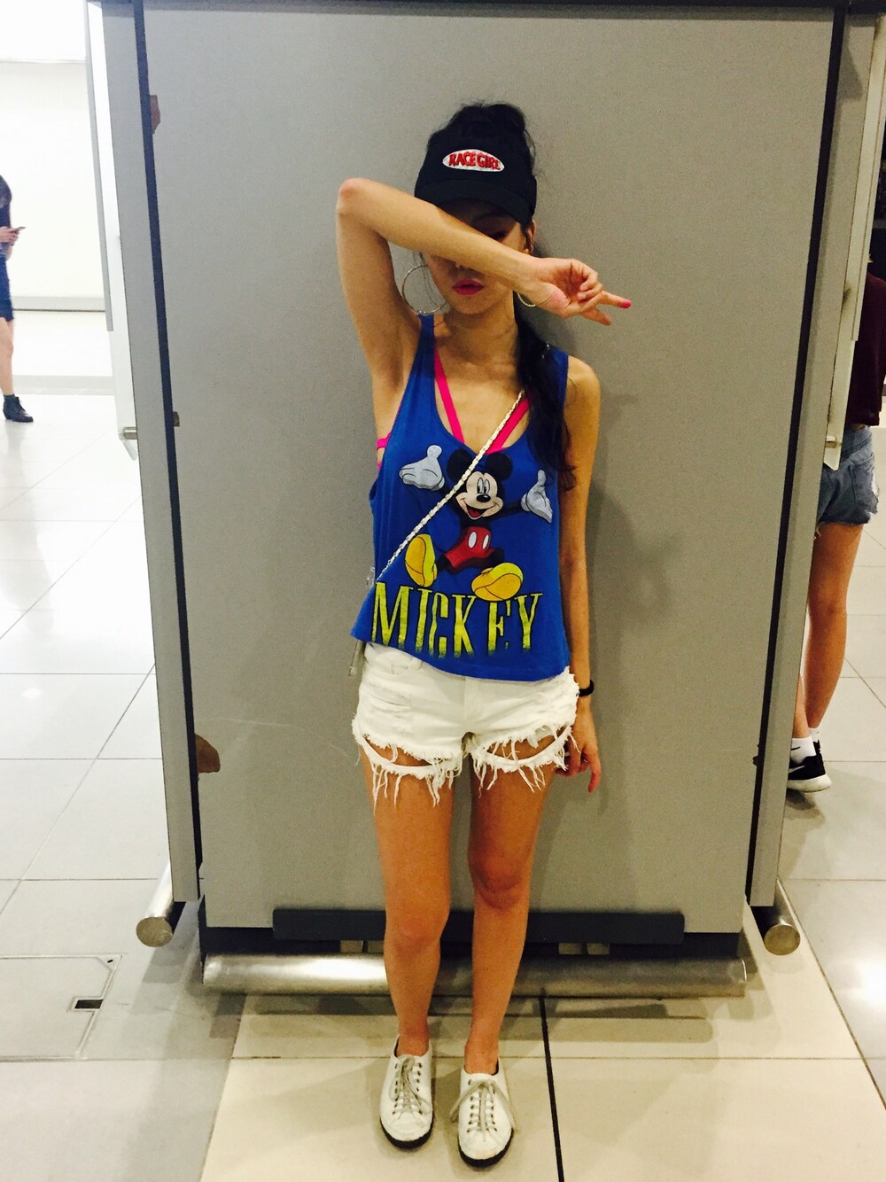 「BIGBANG、blue、white、shorts、summer、daily look、shoes、ootd、WEARBOOKエントリー、street」｜「mickeymouseのアイテム（ベスト、ブルー系）」を使った、4everyoungさん（レディース・169cm）の夏コーディネートの1枚目の写真