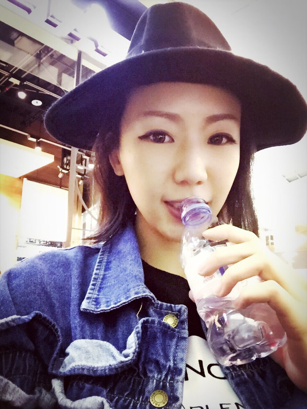 「black and white、hat、denim、autumn look」｜「SAINT LAURENT PARISのアイテム（ハット、ブラック系）」を使った、4everyoungさん（レディース・169cm）の秋コーディネートの1枚目の写真