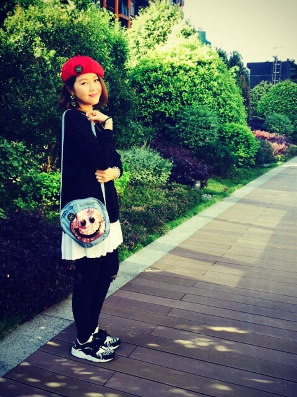 「red、black& white、NIKE、ootd、daily look、WEARBOOKエントリー、black」｜「DijaineoCのアイテム（ニットキャップ/ビーニー、レッド系）」を使った、4everyoungさん（レディース・169cm）の秋コーディネートの1枚目の写真