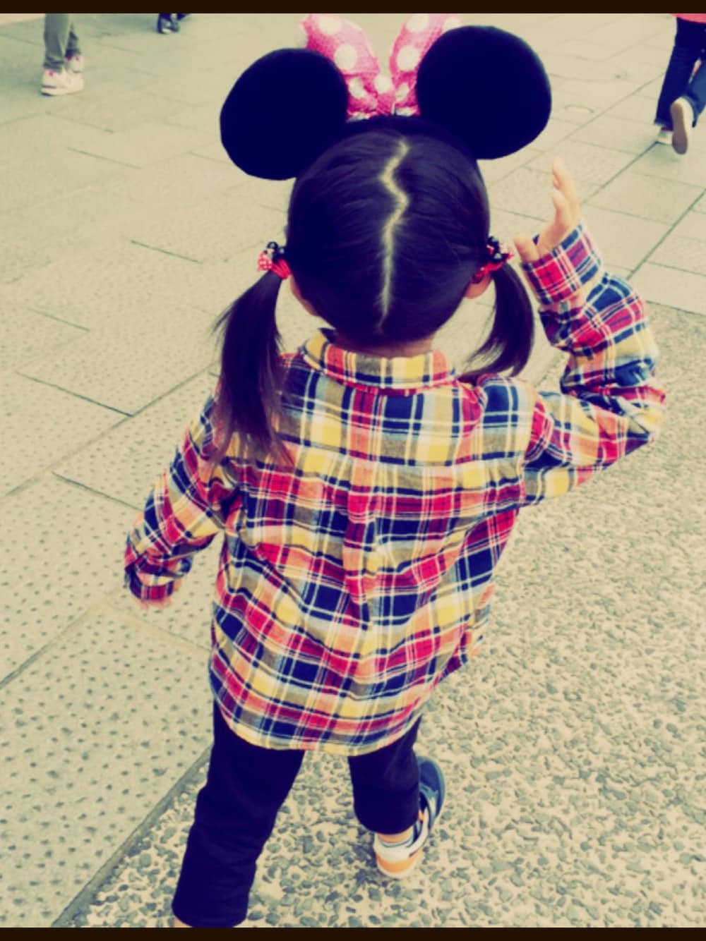 「ディズニー、チェックシャツ、クロップドパンツ、スニーカー、4歳、女の子」｜「GUのアイテム（シャツ/ブラウス、その他）」を使った、A☆Hさん（キッズ・100cm）の秋コーディネートの1枚目の写真