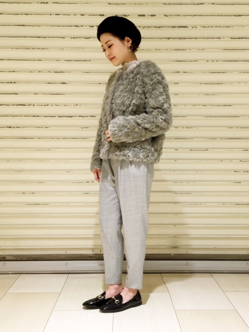 グレー系のその他アウター、グレー系のその他パンツ、ブラック系のシューズを着用したレディースの秋コーディネートの1枚目の写真
