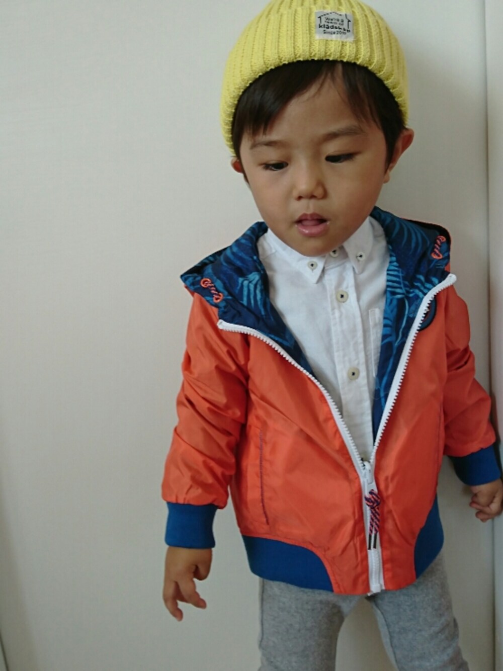 「秋冬コーデ、秋冬」｜「Little Marc Jacobsのアイテム（マウンテンパーカー、オレンジ系）」を使った、こまめさん（メンズ・100cm）の秋コーディネートの1枚目の写真