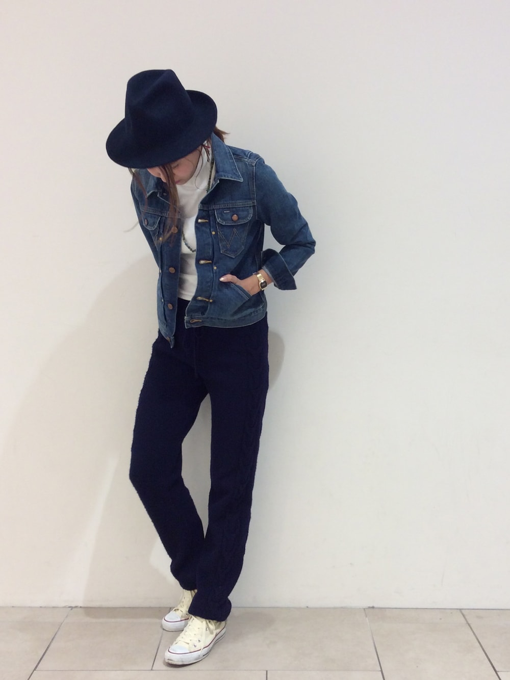 ブルー系のデニムジャケット、ホワイト系のTシャツ/カットソー、ブルー系のパンツを着用したレディースの秋コーディネートの1枚目の写真